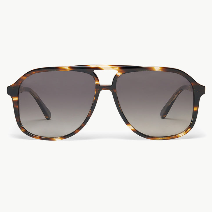 Occhiali da sole con guscio di tartaruga: Look classico con estro Occhiali da sole con guscio di tartaruga: Look classico con estro